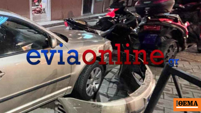 Σφοδρή σύγκρουση δύο αυτοκινήτων στη Χαλκίδα, το ένα έπεσε πάνω σε μηχανές