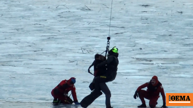 Δραματική διάσωση με ελικόπτερο τριών ανδρών που έπεσαν σε λίμνη με παγωμένα νερά στη Νέα Υόρκη, δείτε βίντεο