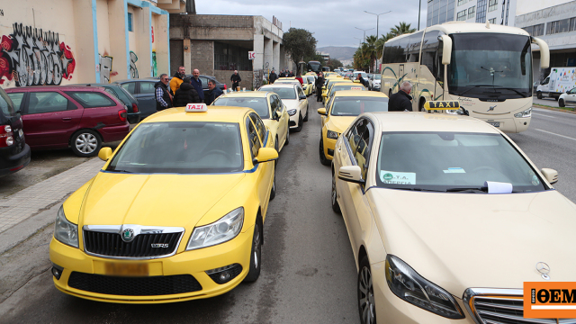Σε εξέλιξη οχηματοπορεία των οδηγών ταξί, κατευθύνονται από τη λεωφόρο Αθηνών προς το υπουργείο Μεταφορών