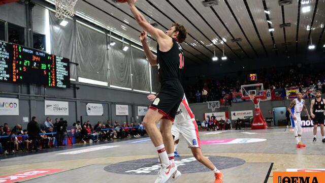 Δυσκολεύτηκε αλλά κράτησε το αήττητο ο Ολυμπιακός, επικρατώντας 79-71 του Πανιωνίου στο επεισοδιακό ματς στη Γλυφάδα