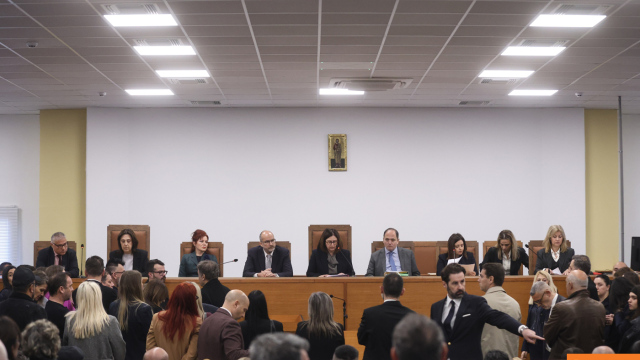 Η αίθουσα δεν πληροί τις προϋποθέσεις, λένε οι δικηγόροι για τη δίκη των Τεμπών