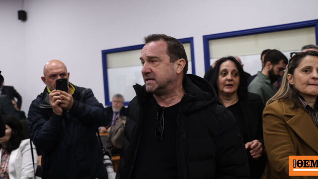 Δίκη για τα Τέμπη: «Αθάνατες» φώναξε ο Νίκος Πλακιάς όταν ακούστηκαν τα ονόματα των δίδυμων κοριτσιών του στο δικαστήριο