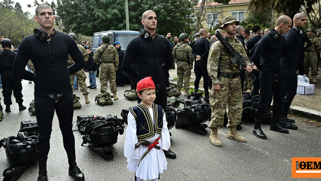 Πλήθος κόσμου, ένστολοι και άρματα στο κέντρο της Αθήνας για τη μεγάλη στρατιωτική παρέλαση για την 25η Μαρτίου, δείτε εικόνες από τις προετοιμασίες
