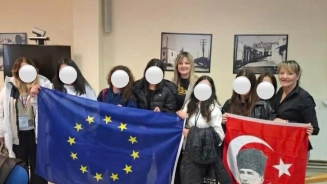 Αντιδήμαρχος φωτογραφήθηκε με τη σημαία του Κεμάλ Ατατούρκ στο δημαρχείο Ελασσόνας, σφοδρή αντίδραση από την αντιπολίτευση