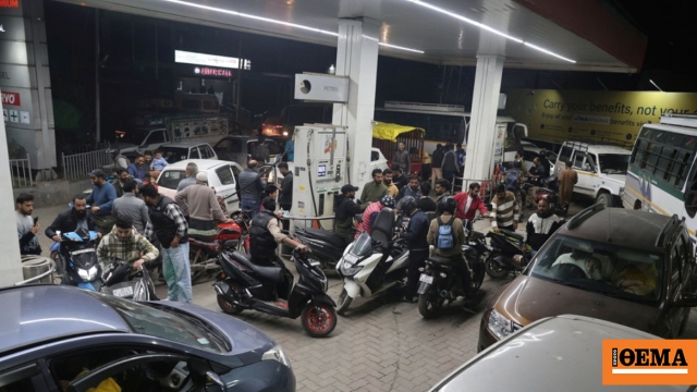 Χάος στην Ινδία υπό το φόβο έλλειψης καυσίμων: Τεράστιες ουρές, ξύλο και αναφορές για νεκρούς σε βενζινάδικα, δείτε βίντεο