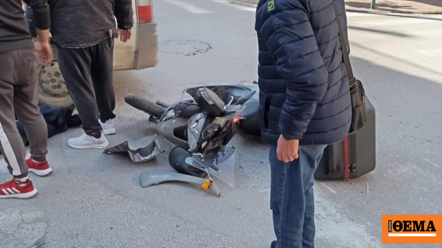 Ένας τραυματίας μετά από σύγκρουση αυτοκινήτου με μηχανή στη Λάρισα, δείτε φωτογραφίες