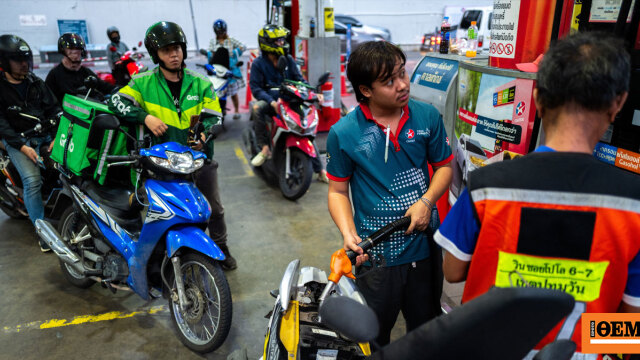 Πανικός στην Ταϊλάνδη: Τρέχουν με μπιτόνια να βάλουν βενζίνη μετά την αύξηση στις τιμές των καυσίμων, δείτε βίντεο