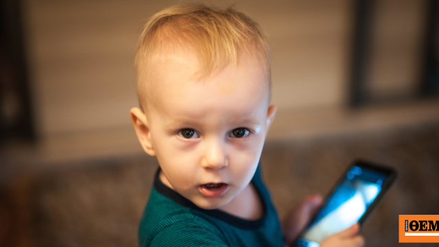 Όχι στις οθόνες πριν από την ηλικία των δύο ετών, συστάσεις από τη βρετανική κυβέρνηση για τα μικρά παιδιά