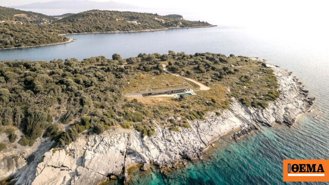 Μια εντυπωσιακή κρυμμένη κατοικία στο Μεγανήσι με μαγική θέα στο Ιόνιο