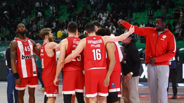 Έκανε το 21 στα 21 ο Ολυμπιακός στη Basket League, έφτασε στις 5 ήττες ο Παναθηναϊκός