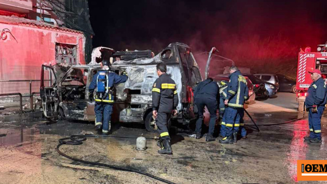 Συναγερμός στο Ηράκλειο Κρήτης: Δύο σταθμευμένα οχήματα τυλίχθηκαν στις φλόγες, δείτε βίντεο