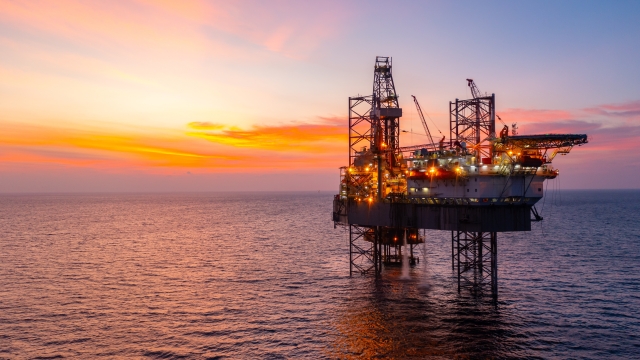 Ράλι για πετρέλαιο και φυσικό αέριο μετά τις επιθέσεις ΗΠΑ–Ιράν σε εμπορικά πλοία στα Στενά του Ορμούζ, άνοδος στην Ασία