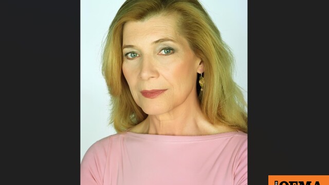 Ανασύρει μνήμες από το παρελθόν της σε έναν θεατρικό μονόλογο