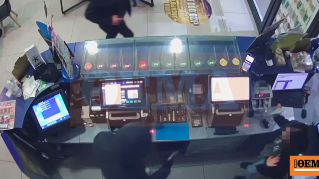 Βίντεο ντοκουμέντο από τη δράση του 33χρονου που «μπούκαρε» με μαχαίρι σε καταστήματα στη Θεσσαλονίκη και απειλούσε τους εργαζόμενους