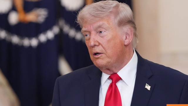 Ο Τραμπ χλεύασε τον Μακρόν σε ομιλία του: Η γυναίκα του τον κακομεταχειρίζεται, ακόμα θυμάται το χαστούκι που του έριξε