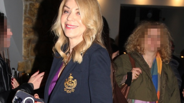 Η Έλλη Στάη με ανοιξιάτικο σύνολο στο θέατρο