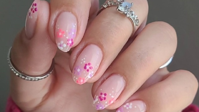 «Floral Manicure»: Τα λουλούδια δίνουν την πιο ανοιξιάτικη διάθεση στα νύχια μας