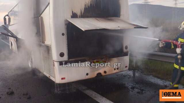 ΚΤΕΛ τυλίχθηκε στις φλόγες στο ύψος της Ξυνιάδας, δείτε βίντεο και φωτογραφίες