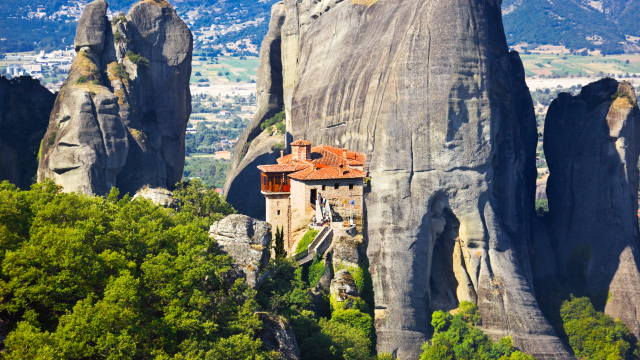 Πάσχα στην Ελλάδα: Πάτμος, Μετέωρα και Κέρκυρα οι πιο δημοφιλείς προορισμοί για τη φετινή έξοδο