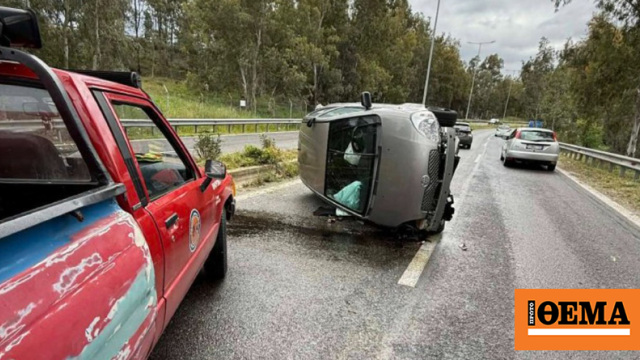 Σοκαριστικό τροχαίο στην Αρτέμιδα, αυτοκίνητο πέρασε διαχωριστικό και αναποδογύρισε στη μέση του δρόμου