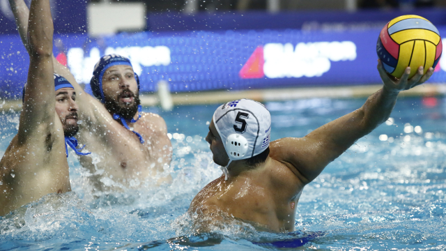 Επέστρεψε από το -7 και κέρδισε 16-15 την Σερβία στην Αλεξανδρούπολη η Εθνική πόλο ανδρών, βίντεο