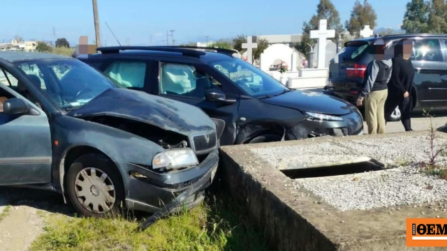 Δύο αυτοκίνητα συγκρούστηκαν μέσα σε νεκροταφείο στο Αγρίνιο