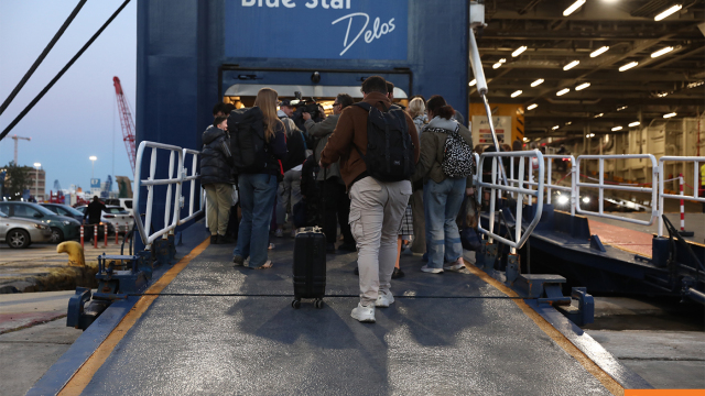 Φεύγουν οι εκδρομείς του Πάσχα για τα νησιά, αυξημένη κίνηση στα λιμάνια, δείτε φωτογραφίες