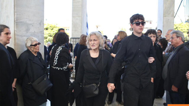 Κηδεύεται ο γιος της Θεανώς Φωτίου, Βασίλης Ρίζος που έφυγε από τη ζωή στα 48 του, συντετριμμένη η οικογένεια