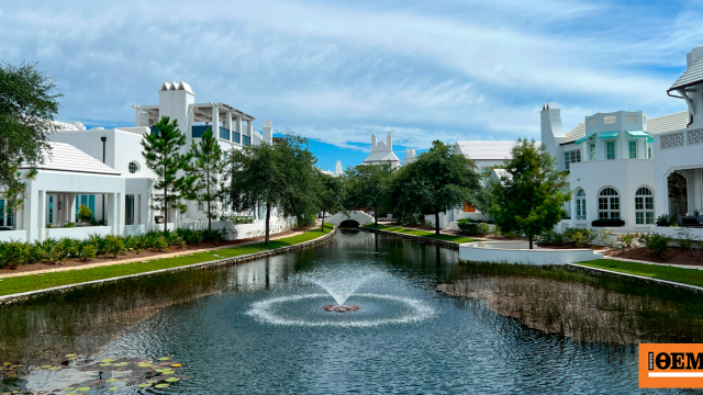 Η παραθαλάσσια πόλη που θυμίζει Σαντορίνη αλλά δεν βρίσκεται στην Ελλάδα