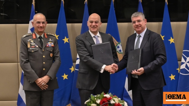 Συμφωνία ΥΠΕΘΑ με την ΕΤΕπ για την ενεργειακή αναβάθμιση 40 στρατοπέδων: «Έργο με τεράστιο περιβαλλοντικό αποτύπωμα», λέει ο Δένδιας