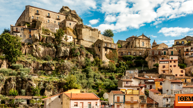 Το μικρό χωριό της Ιταλίας που προσφέρει δωρεάν στέγαση και εργασία