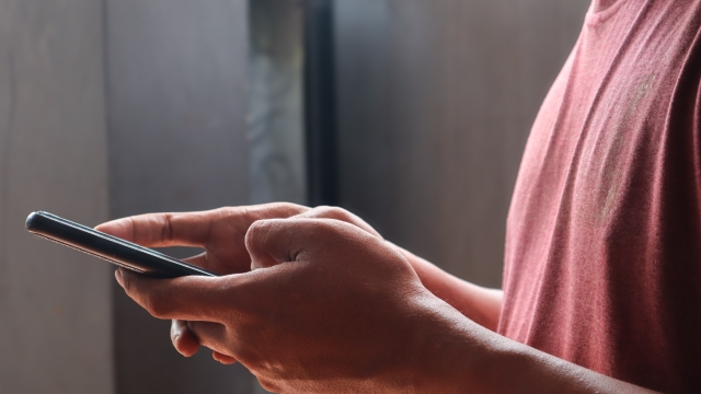 Στα δικαστήρια γνωστή τραγουδίστρια με πρώην σύντροφό της: Η γνωριμία, τα βίντεο με προσωπικές στιγμές και η καταγγελία για απειλές και ξύλο