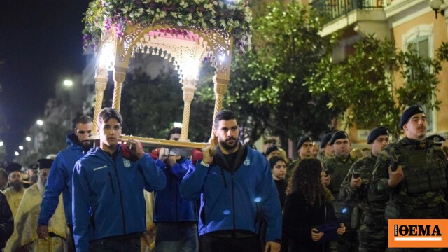 Παίκτες της εθνικής ομάδας πόλο στην περιφορά του Επιταφίου στην Αλεξανδρούπολη
