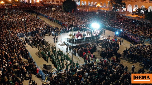 Σκηνικό κατάνυξης στη Θεσσαλονίκη με τους πέντε Επιταφίους να συναντιούνται στην πλατεία Αριστοτέλους