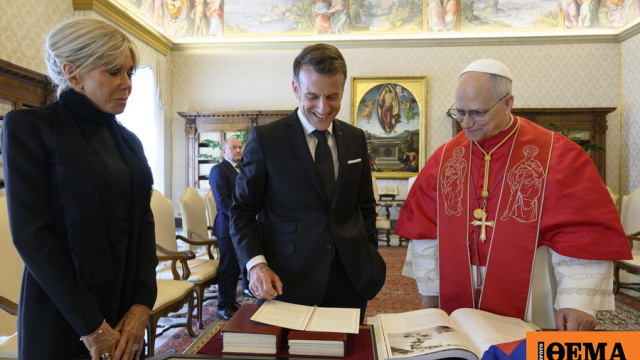 Φανέλα μπάσκετ, ιστορικός χάρτης και βιβλία: Τα συμβολικά δώρα του Μακρόν στον Πάπα
