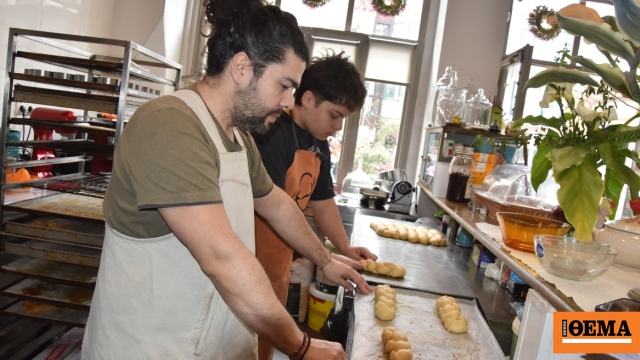 Μυτιλήνη: Τρεις γενιές ζαχαροπλάστες φτιάχνουν ένα τσουρέκι... έργο τέχνης, με συνταγή από την Πόλη