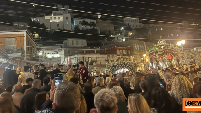 Με ευλάβεια η περιφορά των Επιταφίων στην Ύδρα, συναντήθηκαν στο λιμάνι του νησιού