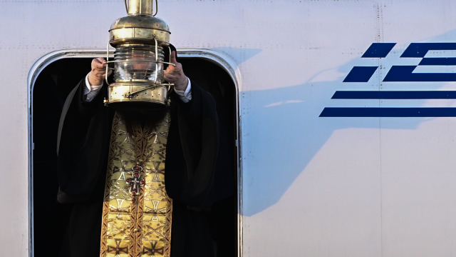 Άγιο Φως: Αντίστροφη μέτρηση για την άφιξή του στην Ελλάδα - Με ειδικές πτήσεις η διανομή σε 11 προορισμούς