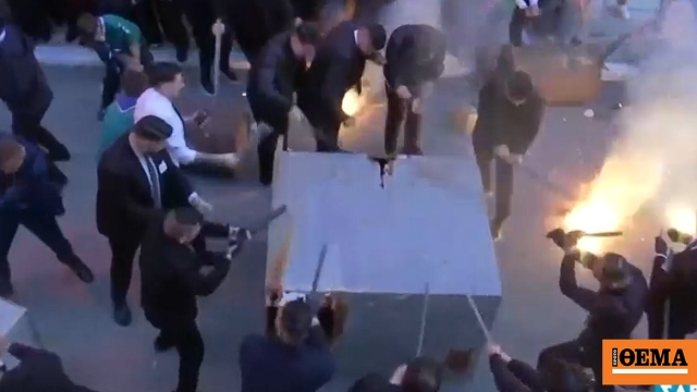 Με εκκωφαντικό θόρυβο οι Πρώτες Αναστάσεις σε Κέρκυρα, Ζάκυνθο και Χίο: Η ξεχωριστή «Γκλόρια» και το έθιμο του τεχνητού σεισμού