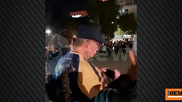 Ο Ντάνιελ Κρεγκ στην περιφορά του Επιταφίου στον Άγιο Κωνσταντίνο της Γλυφάδας, δείτε βίντεο