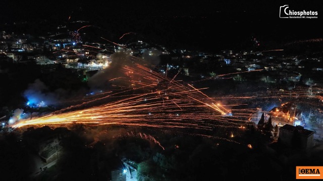 Μαγευτικές εικόνες στον Βροντάδο της Χίου, ο ρουκετοπόλεμος εντυπωσίασε ντόπιους και τουρίστες, δείτε βίντεο