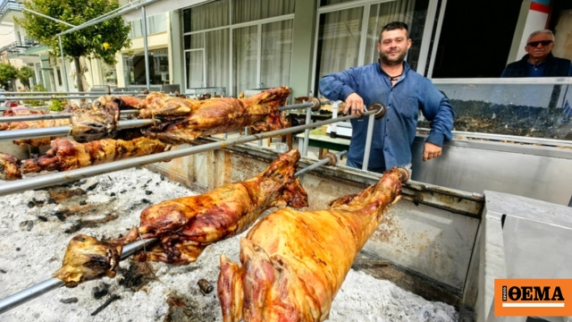 Κυριακή του Πάσχα: Από τα σπιτικά σουβλίσματα μέχρι το μαζικό ψήσιμο στους δρόμους, γιορτινές εικόνες σε όλη την Ελλάδα