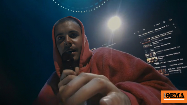 Απογοητευμένοι οι φαν του Τζάστιν Μπίμπερ: Με φούτερ και κουκούλα στο Coachella, έβαζε τραγούδια από YouTube μέσω laptop