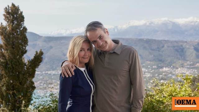 Οι ευχές Μητσοτάκη για το Πάσχα από τα Χανιά μαζί με τη σύζυγό του Μαρέβα