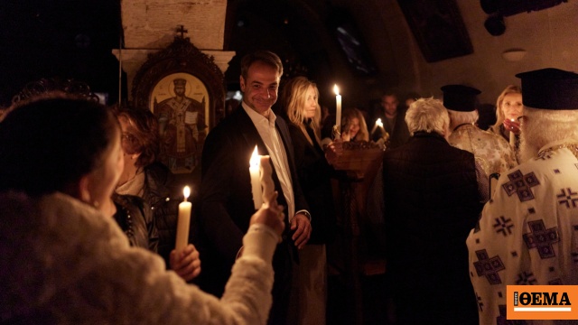 Στις Κορακιές Χανίων έκανε Ανάσταση ο Κυριάκος Μητσοτάκης με τη σύζυγό του Μαρέβα, δείτε φωτογραφίες