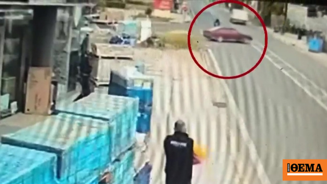 Βίντεο από σοκαριστικό τροχαίο στην Αρτέμιδα: ΙΧ έχει μπαίνει κάθετα στον δρόμο και μία μηχανή πέφτει πάνω του, εγκατέλειψε τον μοτοσυκλετιστή ο οδηγός