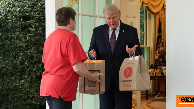 Ο Τραμπ παρήγγειλε το αγαπημένο του fast-food στον Λευκό Οίκο, έδωσε φιλοδώρημα 100 δολάρια στη διανομέα, βίντεο και φωτογραφίες