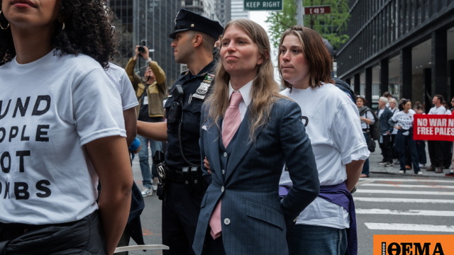 Δεκάδες διαδηλωτές υπέρ των Παλαιστινίων συνελήφθησαν στη Νέα Υόρκη, ανάμεσά τους και η Τσέλσι Μάνινγκ