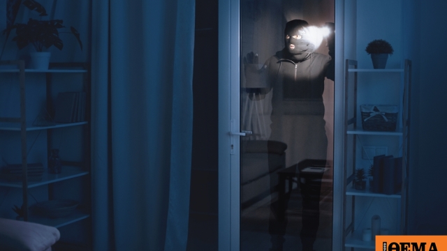 Λάρισα: Ατζαμής διαρρήκτης ξέχασε το τσαντάκι του στη βεράντα και ταυτοποιήθηκε από την Αστυνομία