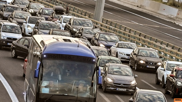 Με καθυστερήσεις σε Αγίους Θεοδώρους, Κινέτα και Μέγαρα συνεχίζεται η επιστροφή των εκδρομέων, δείτε live την κίνηση στους δρόμους